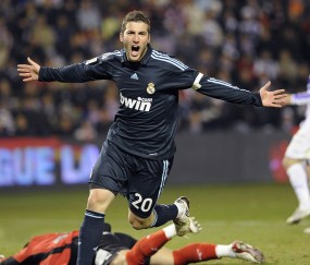 ayx爱游戏官网入口-综合格斗赛场焦点！韩国队对阵意大利队，意外判罚引发热议，比赛氛围紧张