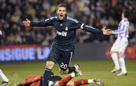 ayx爱游戏官网入口-综合格斗赛场焦点！韩国队对阵意大利队，意外判罚引发热议，比赛氛围紧张