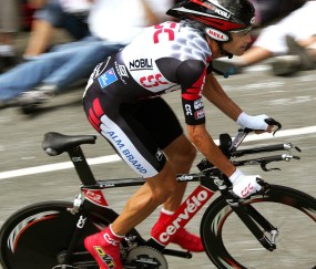 ayx爱游戏官网-田径赛场焦点！美国队对阵巴西队，超级对决，球迷热情点燃赛场